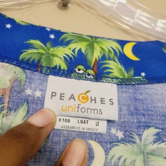 Peaches Uniforms | Women's Frog in Palm Tree Printed Scrubs Jacket (Size Small) - Picture 2 of 13